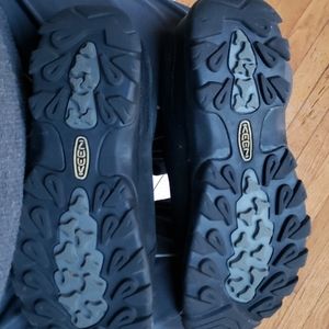 Keen woman shoes in box